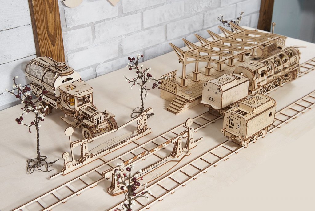 UGEARS LOCOMOTIVE + RAILWAY PLATFORM + RAILS