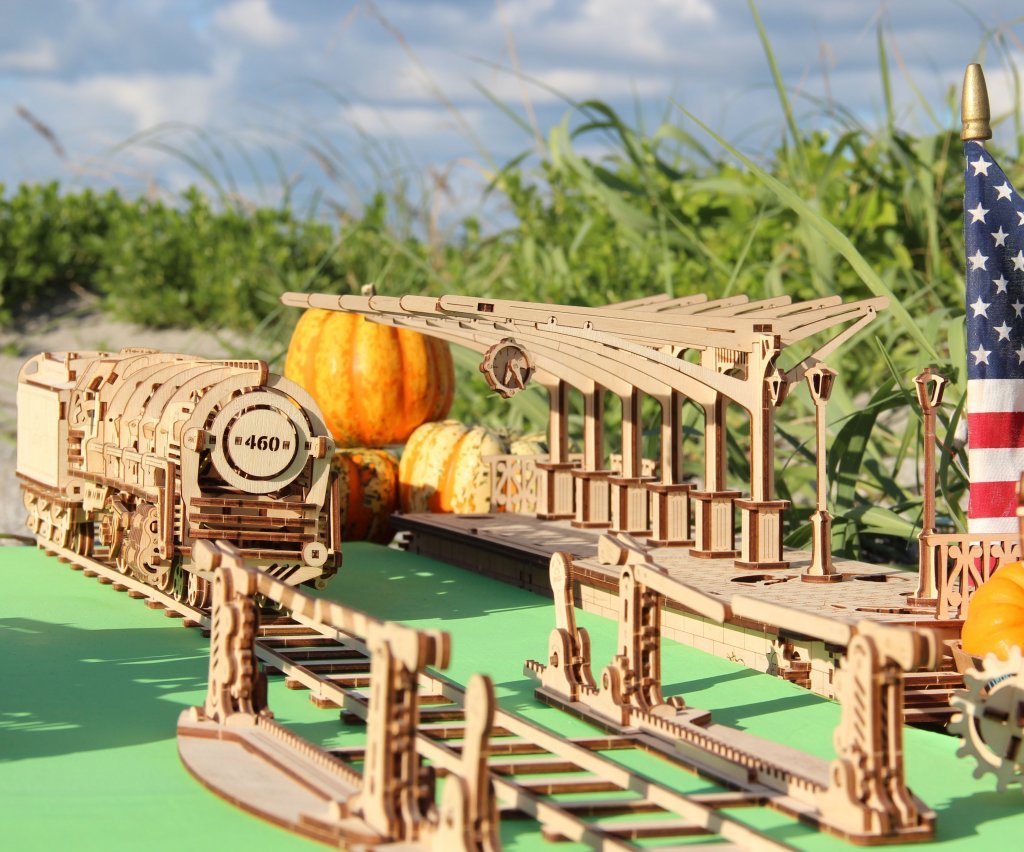 UGEARS LOCOMOTIVE + RAILWAY PLATFORM + RAILS